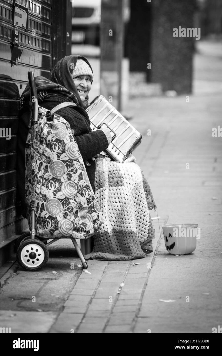 Busker nel centro della città di Bradford, West Yorkshire. Foto Stock