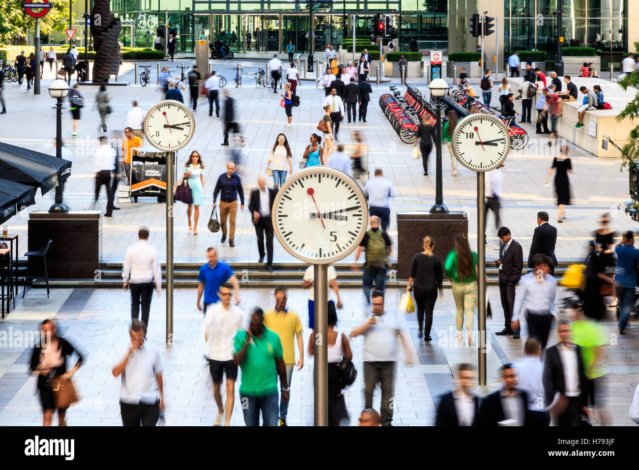 La gente di affari a piedi in moto in Canary Wharf Foto Stock