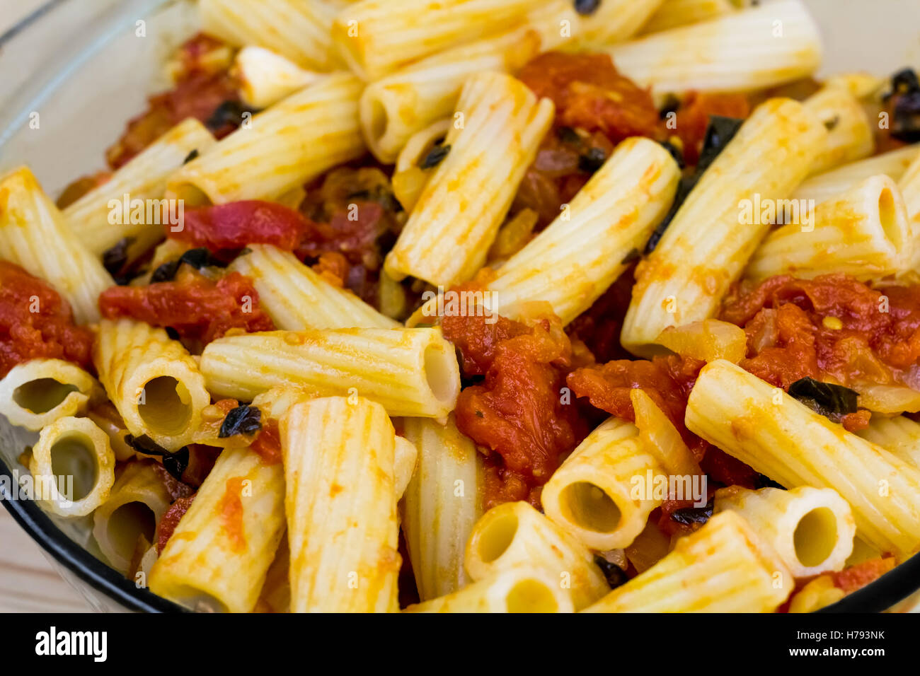 Close-up di immagine tortiglioni cucinate la pasta con la salsa di pomodoro Foto Stock