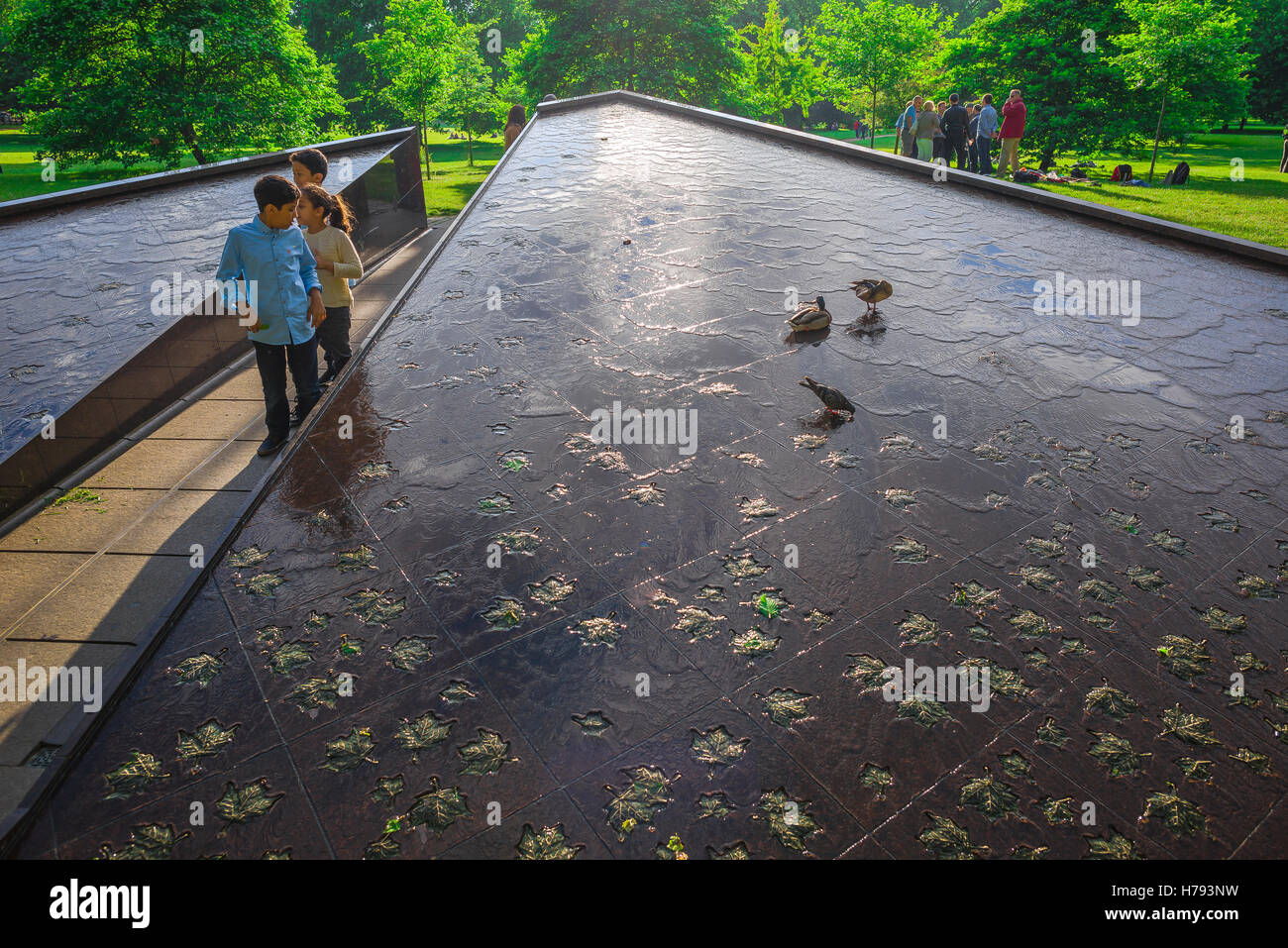 Canadian War Memorial Londra, in vista di un gruppo di bambini di esplorare il canadese del Memoriale di guerra in Green Park, London, Regno Unito. Foto Stock