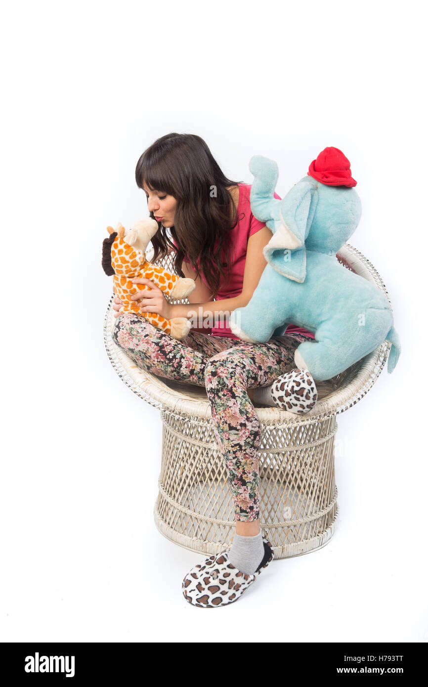 Ritratto di ragazza carina con un giocattolo morbido nelle mani isolati su sfondo bianco Foto Stock