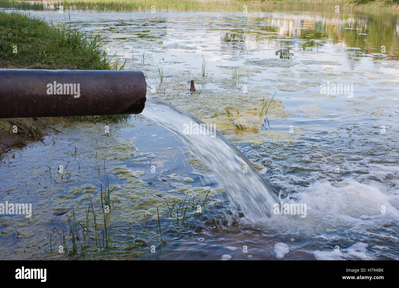 Il flusso di acqua di fermate di distanza dalla fogna nel fiume, lago Foto Stock