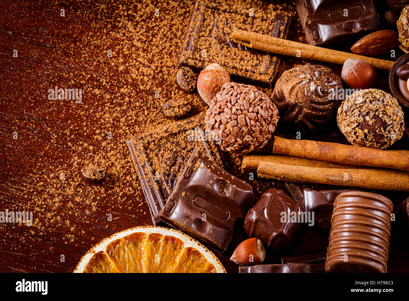 Assortimento di cioccolatini, tartufi, caramelle, cioccolato cortecce, le spezie e i dadi. Cioccolatini di lusso. Foto Stock