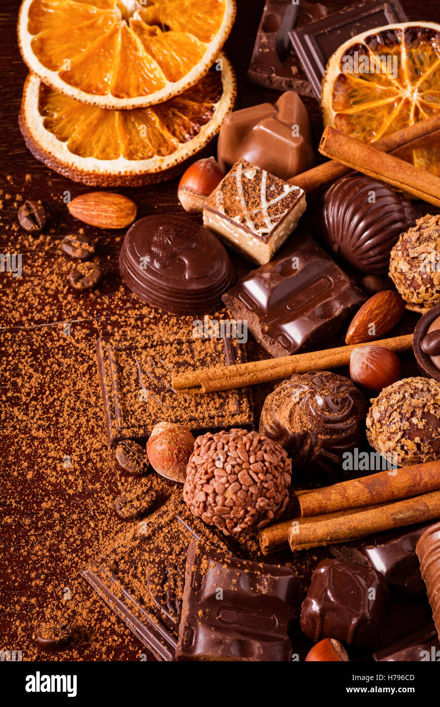 Assortimento di cioccolatini, tartufi, caramelle, cioccolato cortecce, le spezie e i dadi. Cioccolatini di lusso. Foto Stock