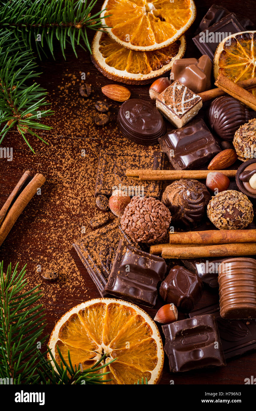 I dolci di Natale: assortimento di cioccolatini, tartufi, caramelle, cioccolato cortecce, le spezie e i dadi. Lo spirito di Natale ancora vita Foto Stock