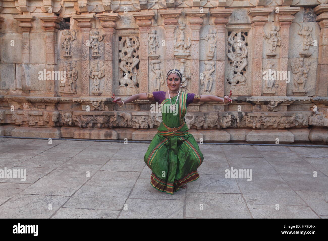 Kuchipudi è uno degli otto di danza classica con forme di india,da parte dello Stato di Andhra Pradesh.Qui il ballerino esegue a un tempio con le sculture Foto Stock