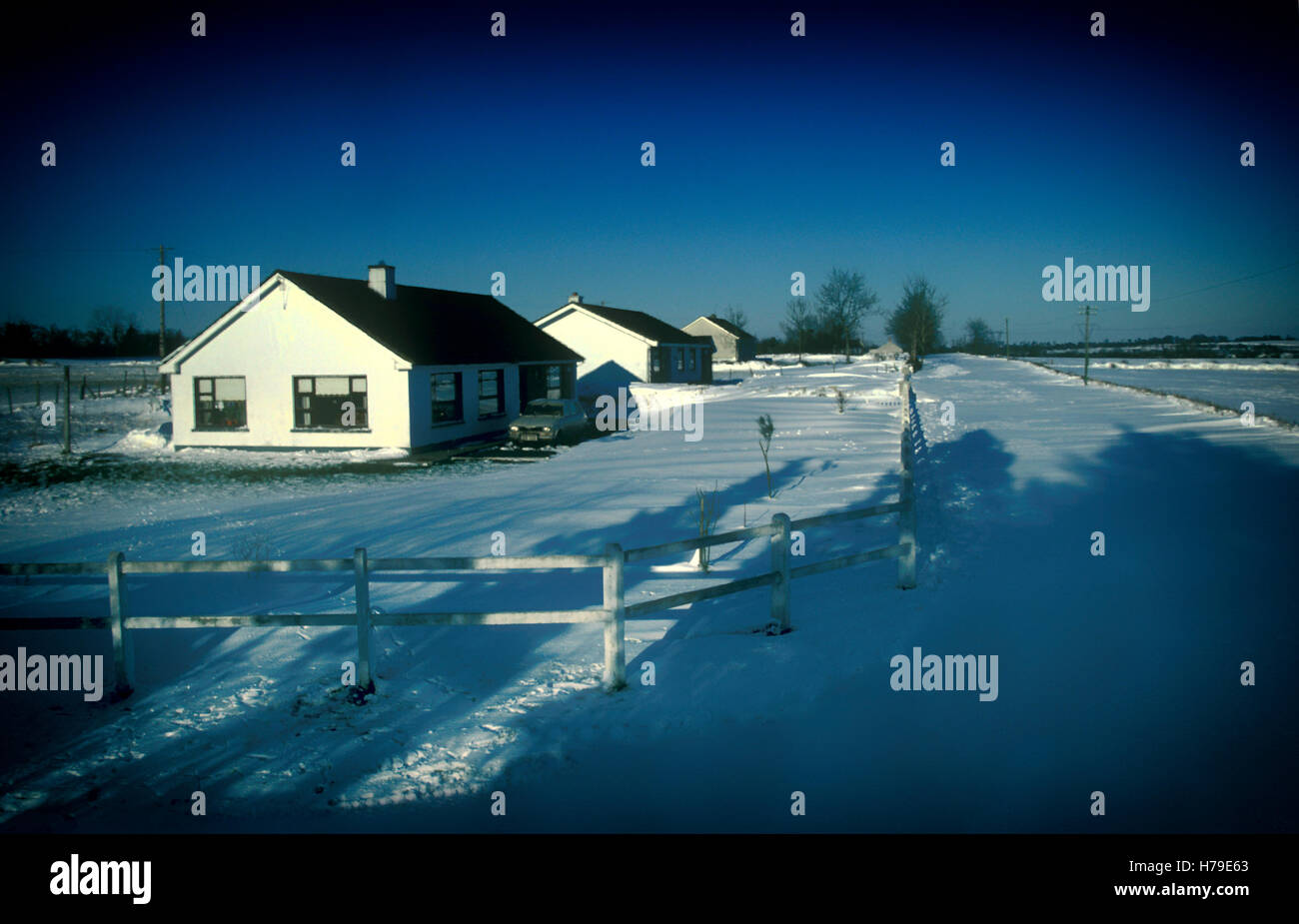 Corsie bloccate da blizzard del 1982, in cui un forte vento da est lasciato i campi per lo più chiara e lasciato cadere la neve fino ad una altezza di 2 metri a nord - sud strade lasciando poi impassibile. Girato circa quattro miglia a nord di Ratoath, nella contea di Meath, Irlanda. Foto Stock
