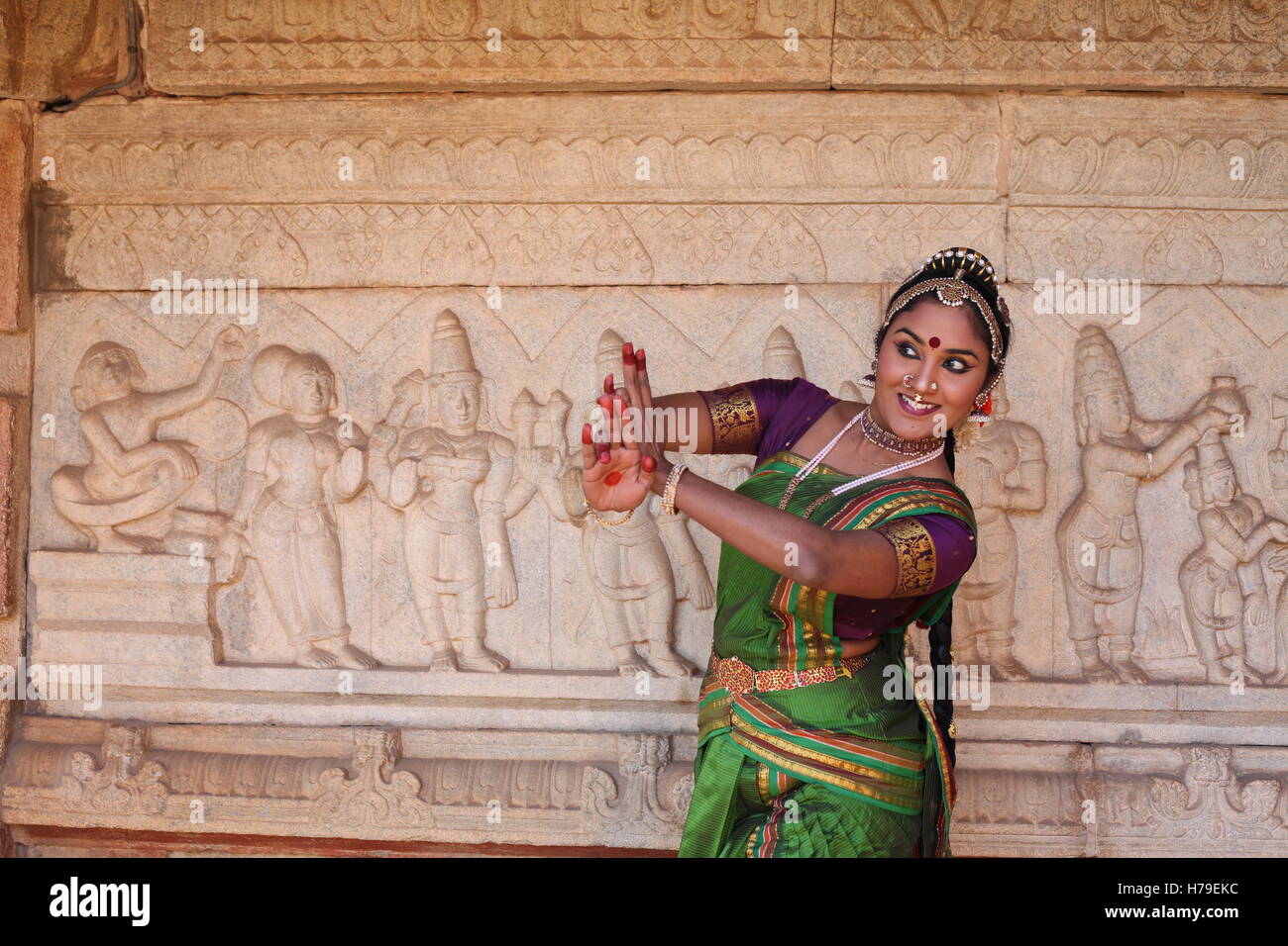 Kuchipudi è uno degli otto di danza classica con forme di india,da parte dello Stato di Andhra Pradesh.Qui il ballerino esegue a un tempio con le sculture Foto Stock