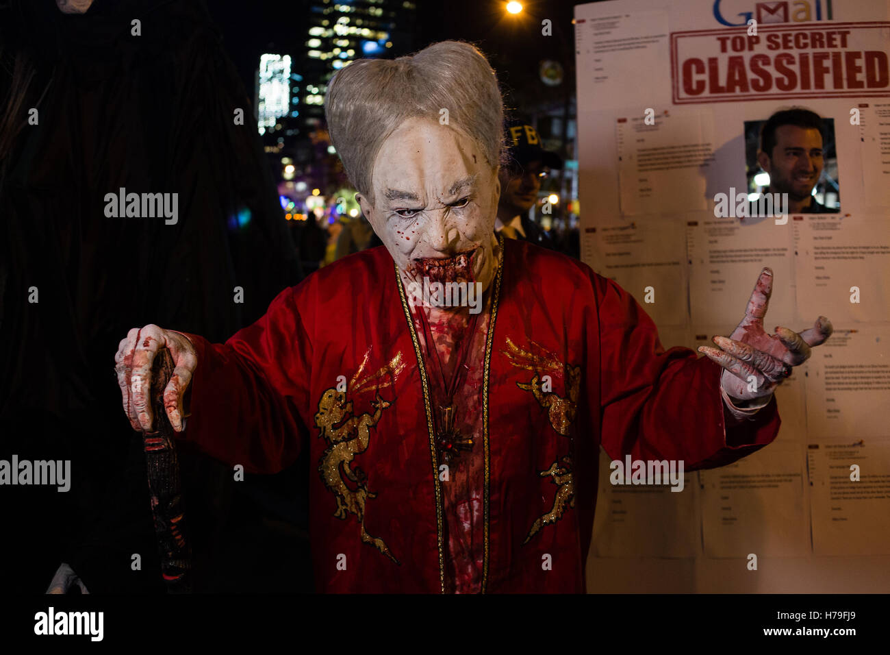 New York, NY - 31 ottobre 2016. Un uomo costuimed come asiatico zombie al Greenwich Village Halloween Parade. Foto Stock