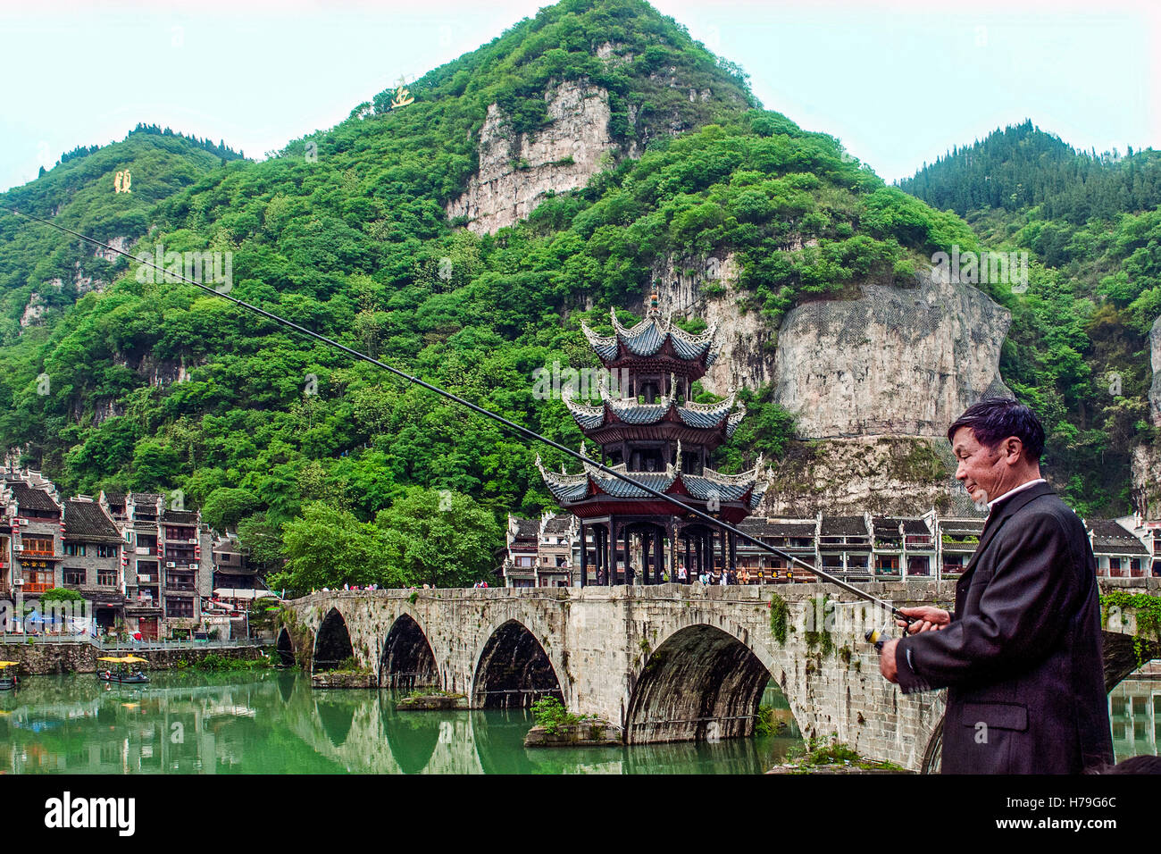 Un elegante pescatore di pesca sul fiume Wuyang in Zhenyuan, Guizhou, Cina Foto Stock