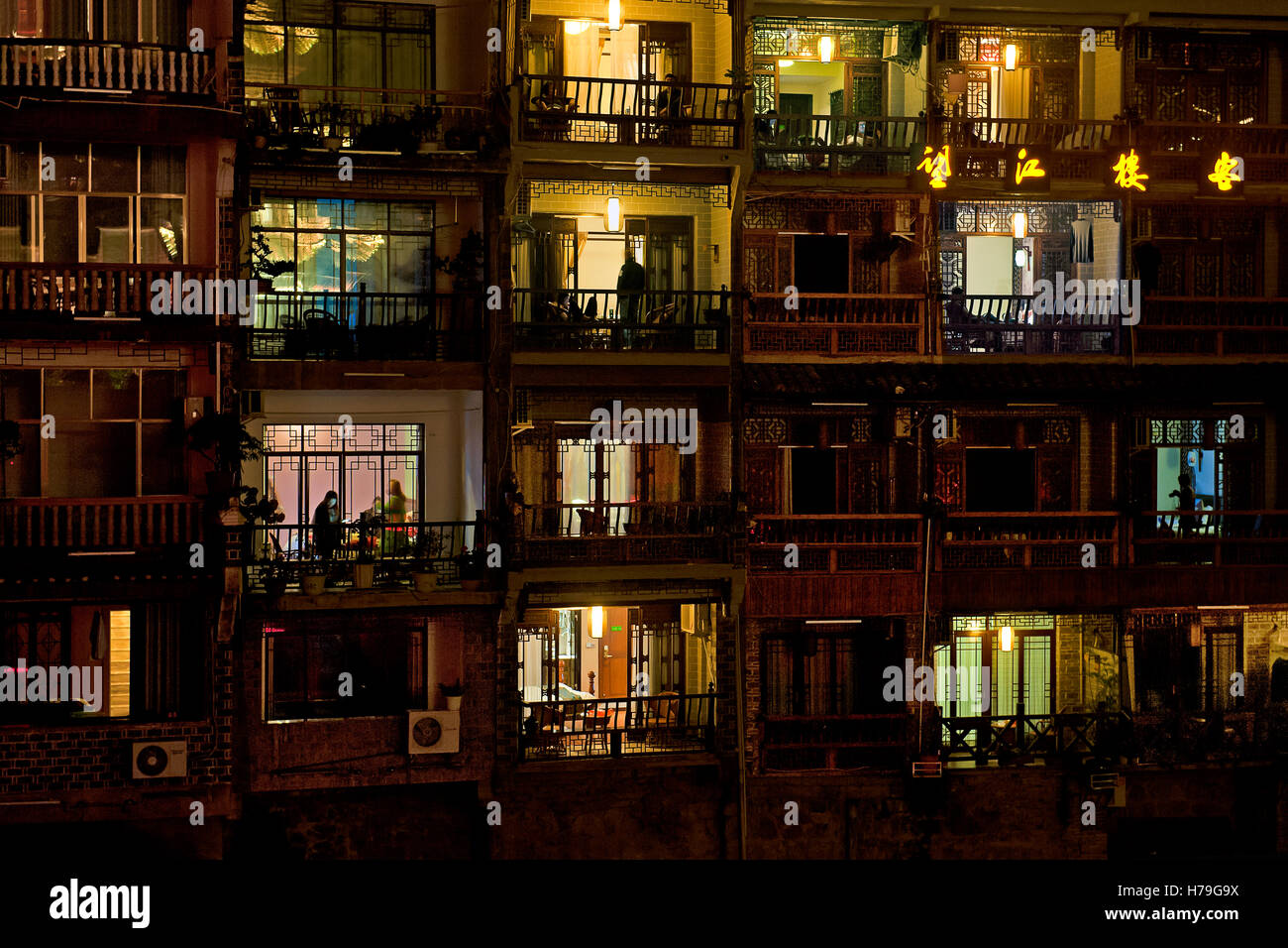 I balconi delle case oltre il Fiume Wuyang in una notte in Zhenyuan, Guizhou, Cina Foto Stock