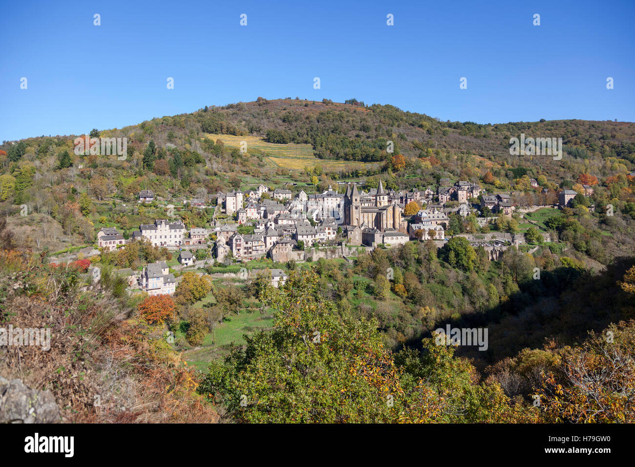 Da una mattina autunnale, una panoramica sul villaggio di Conques dal punto panoramico noto come "Bancarel' (Aveyron - Francia). Foto Stock