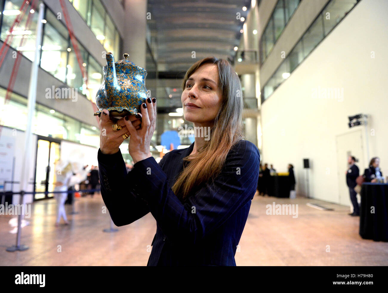 L'attrice e la studentessa dell'ex Central Saint Martins Tara Fitzgerald guarda al set di tè Paper Mache di Surabhi Mittal in occasione dell'International Student Innovation Awards di questo yearÃ•al Central Saint Martins, Londra. Foto Stock