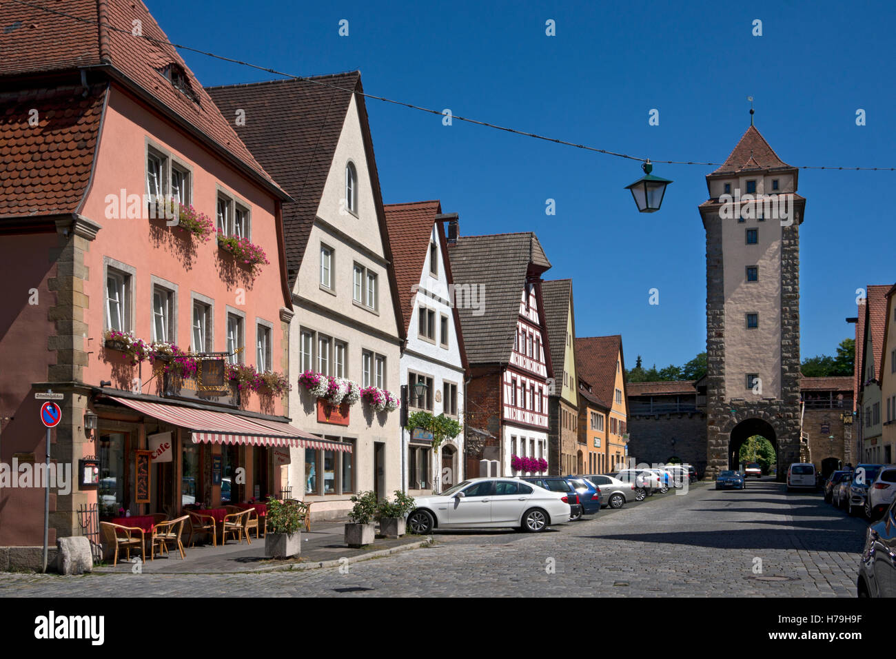 Scena di strada, pareti e gatehouse a Rothenburg ob der Tauber, città medievale, Baviera, Germania Foto Stock