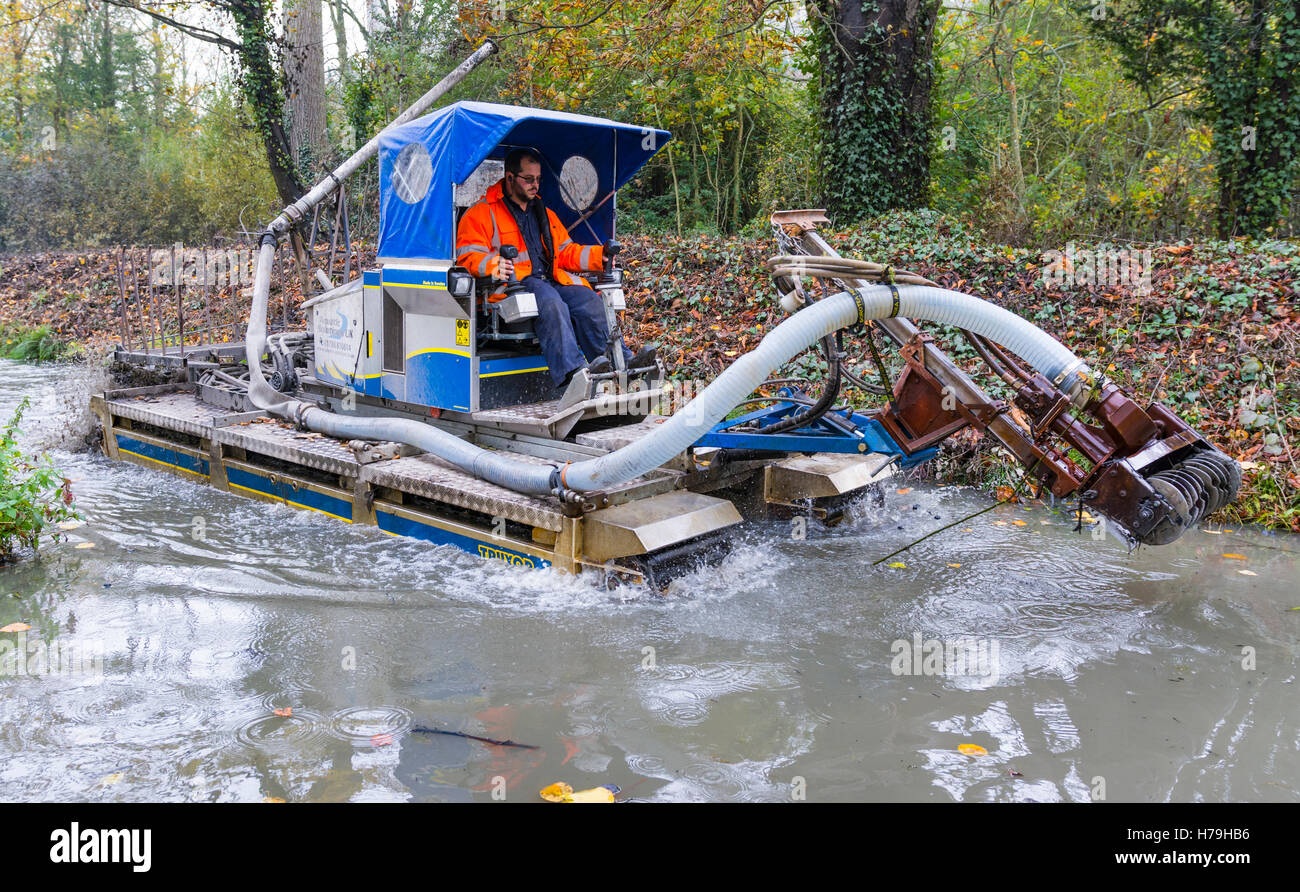 Rimozione di limo e dragaggio di macchina da soluzioni acquatico regno unito in un flusso. Foto Stock