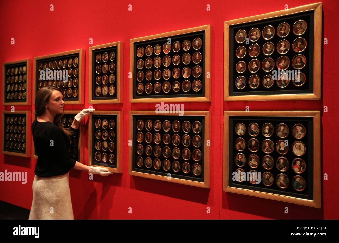 Un dipendente della Royal Collection Trust regola la parte di Giuseppe Macpherson's 224 miniature, che sono in mostra il ritratto dell'artista mostra presso il Queen's Gallery e Buckingham Palace di Londra. Foto Stock