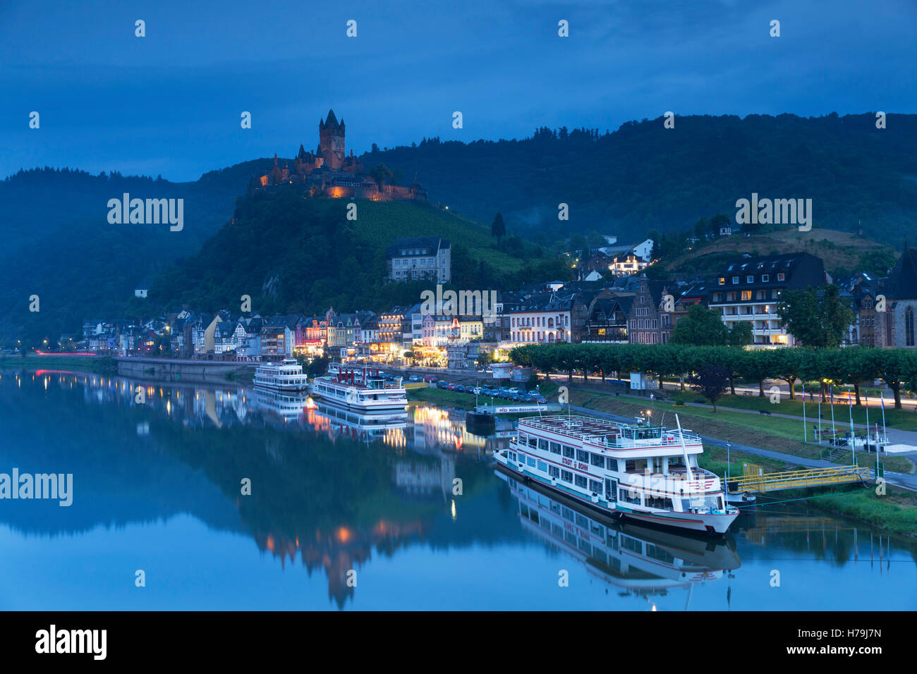 Sul Reichsburg al crepuscolo, Cochem, Renania-Palatinato, Germania Foto Stock