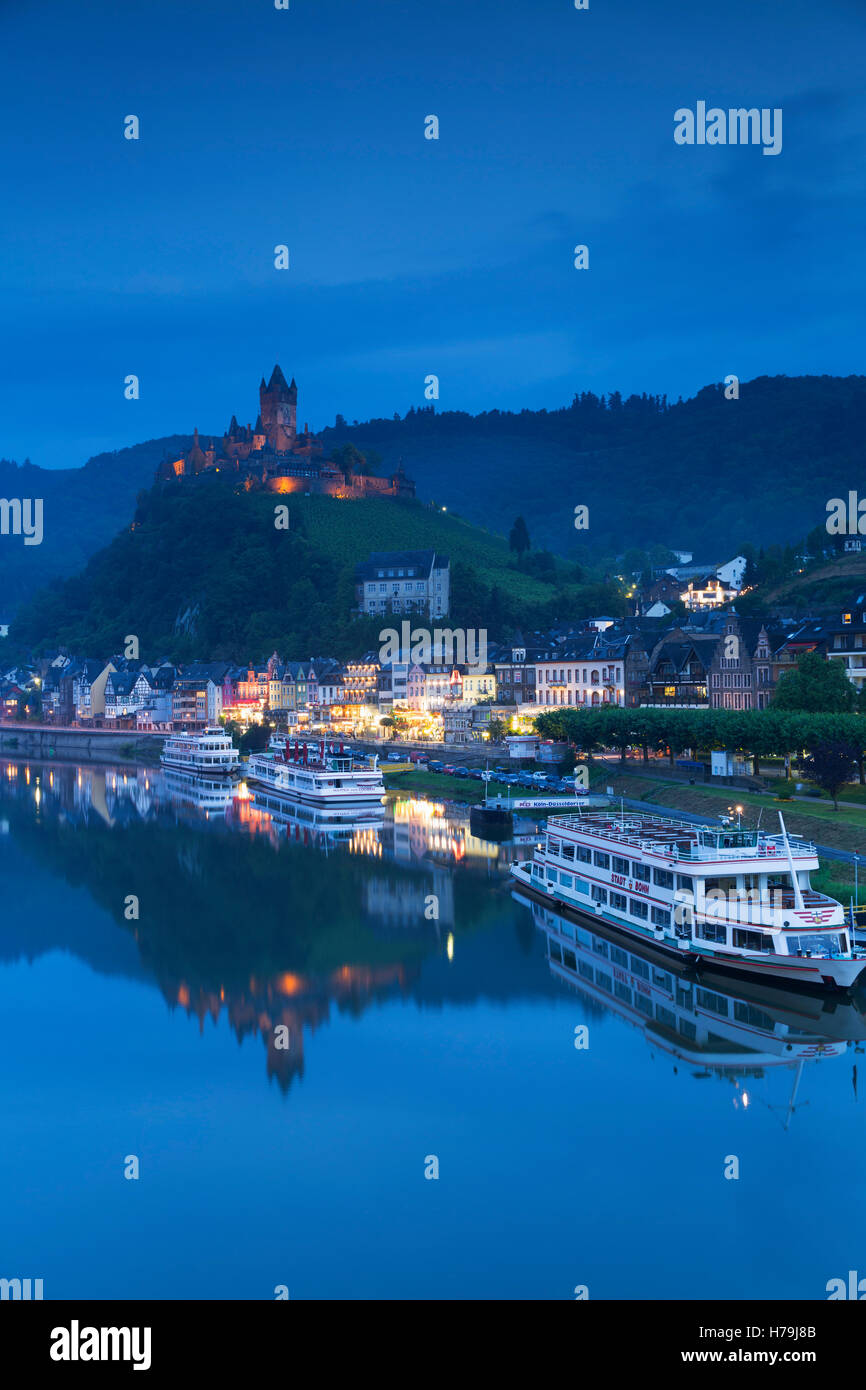 Sul Reichsburg al crepuscolo, Cochem, Renania-Palatinato, Germania Foto Stock