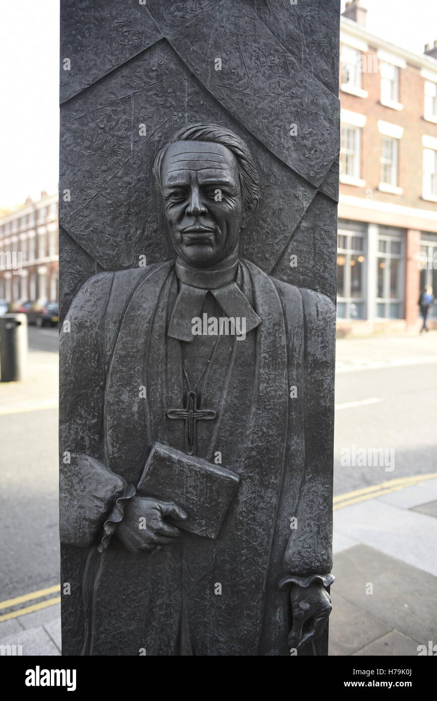 La statua Sheppard-Worlock da Stephen Broadbent su Hope Street, Liverpool, England, Regno Unito Foto Stock