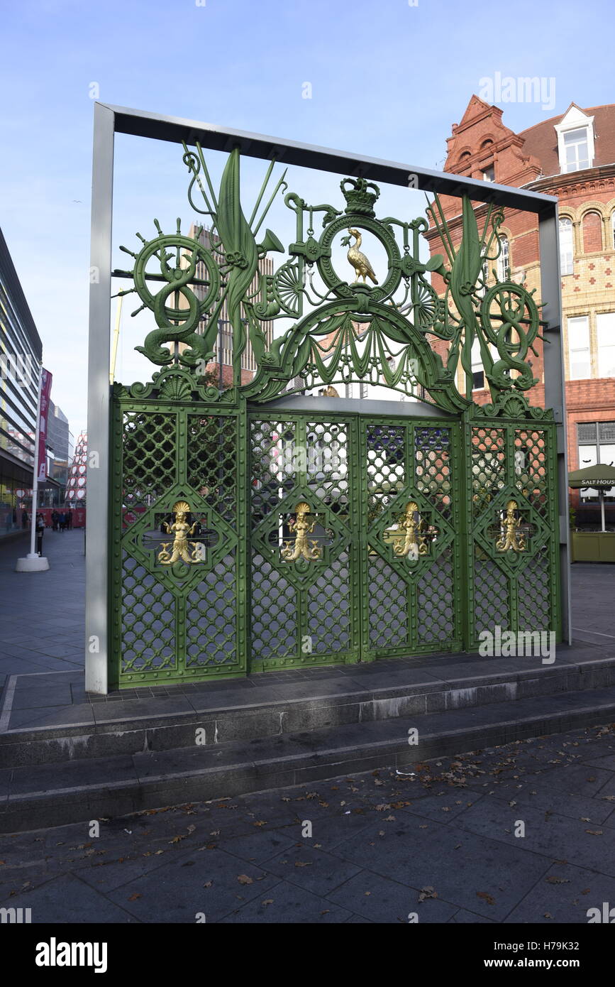 Gateway ornamentali era situata all'entrata principale del Liverpool marinai Home. Ora rinnovato e su Paradise Street in Liverpool One. Foto Stock