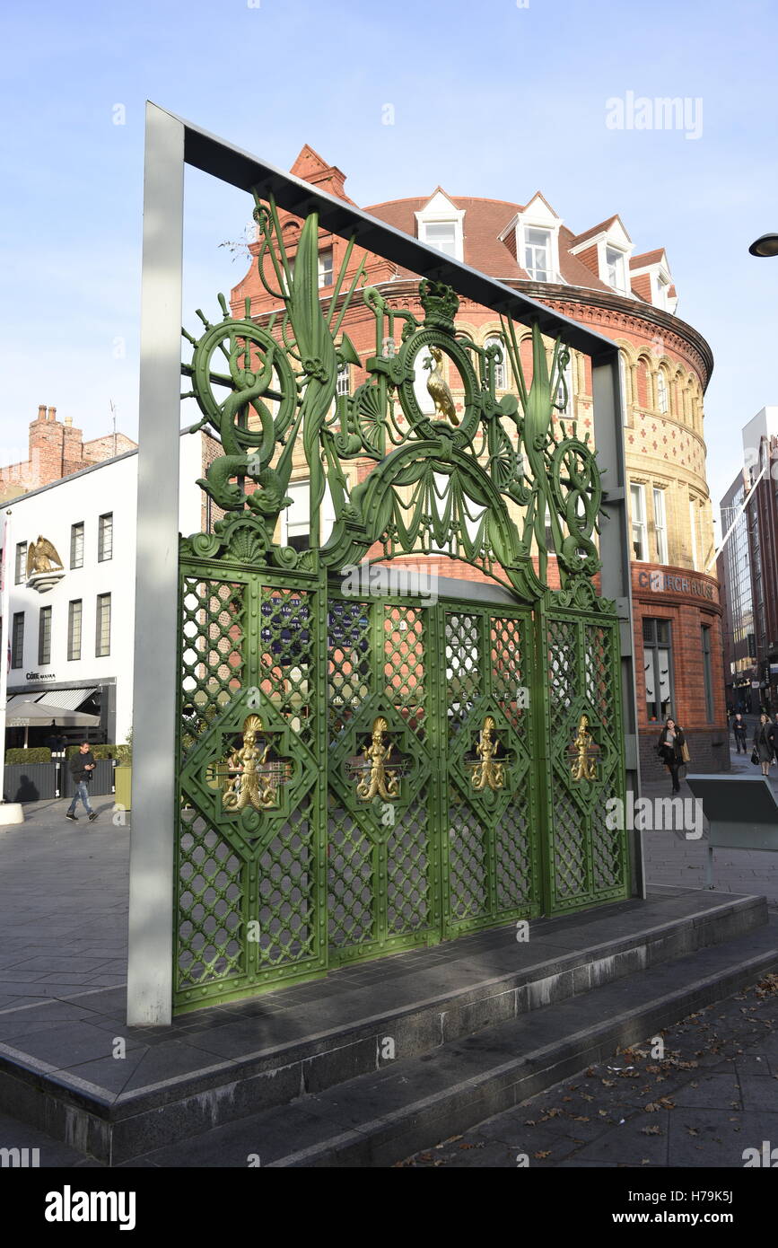 Gateway ornamentali era situata all'entrata principale del Liverpool marinai Home. Ora rinnovato e su Paradise Street in Liverpool One. Foto Stock