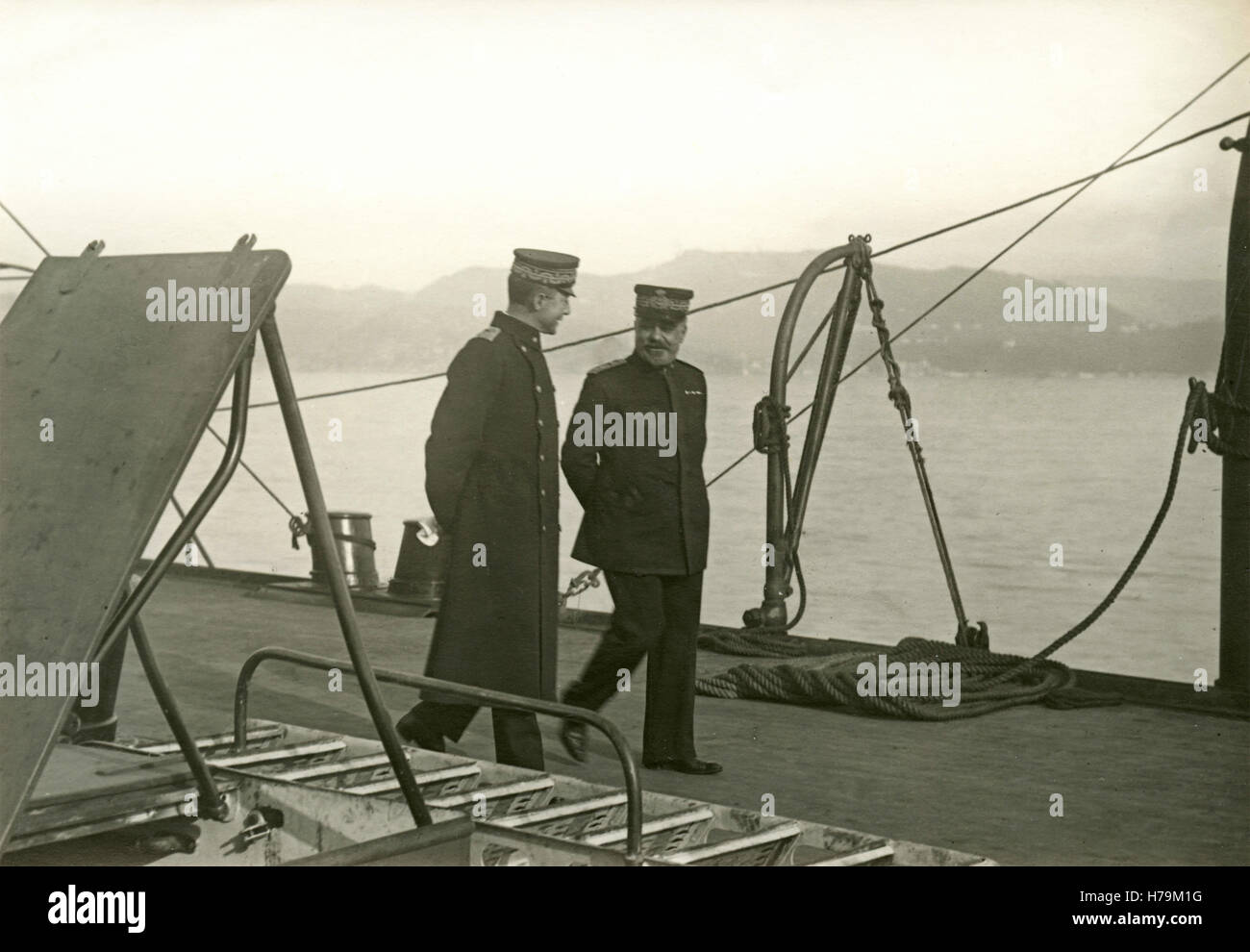 Officiers a bordo di una marina militare italiana barca Foto Stock