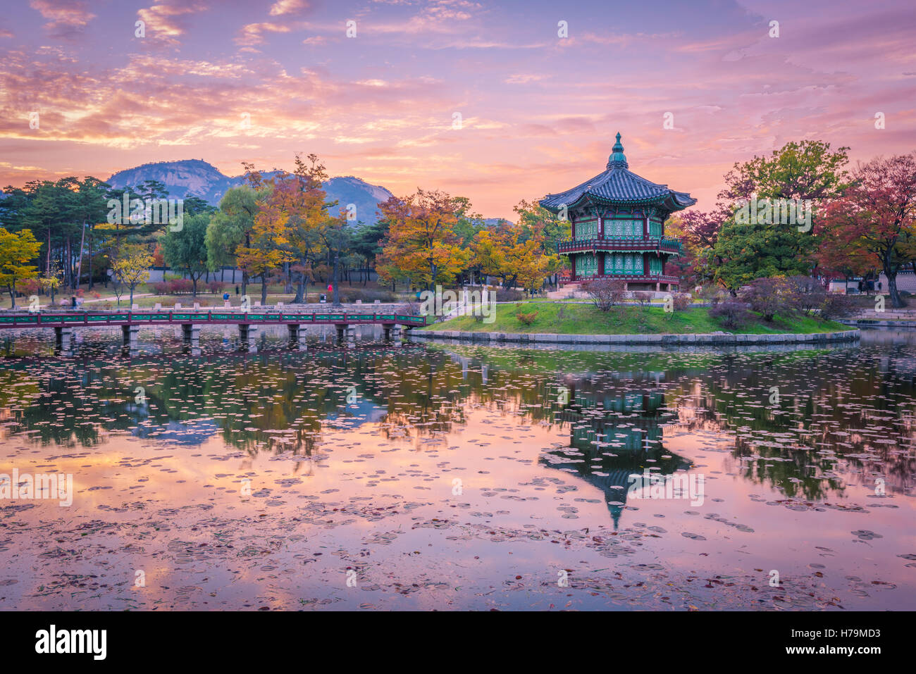 Tramonto autunno di Gyeongbokgung Palace a Seoul, Corea. Foto Stock Tramonto autunno di Gyeongbokgung Palace a Seoul, Corea. Foto Stock