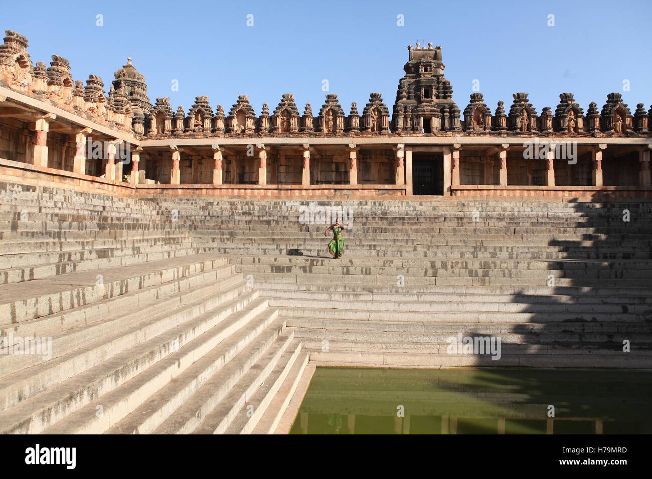 Kuchipudi è uno degli otto di danza classica con forme di india,da parte dello Stato di Andhra Pradesh.Qui il ballerino esegue a un tempio con le sculture Foto Stock