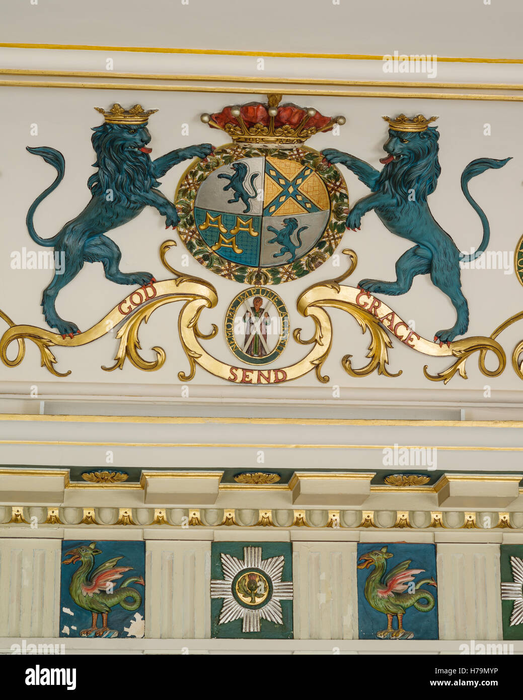 Blue lions sulla lettura di cresta "Dio invia grazia' nel palladiano del xviii secolo Dumfries house, Ayrshire, in Scozia Foto Stock