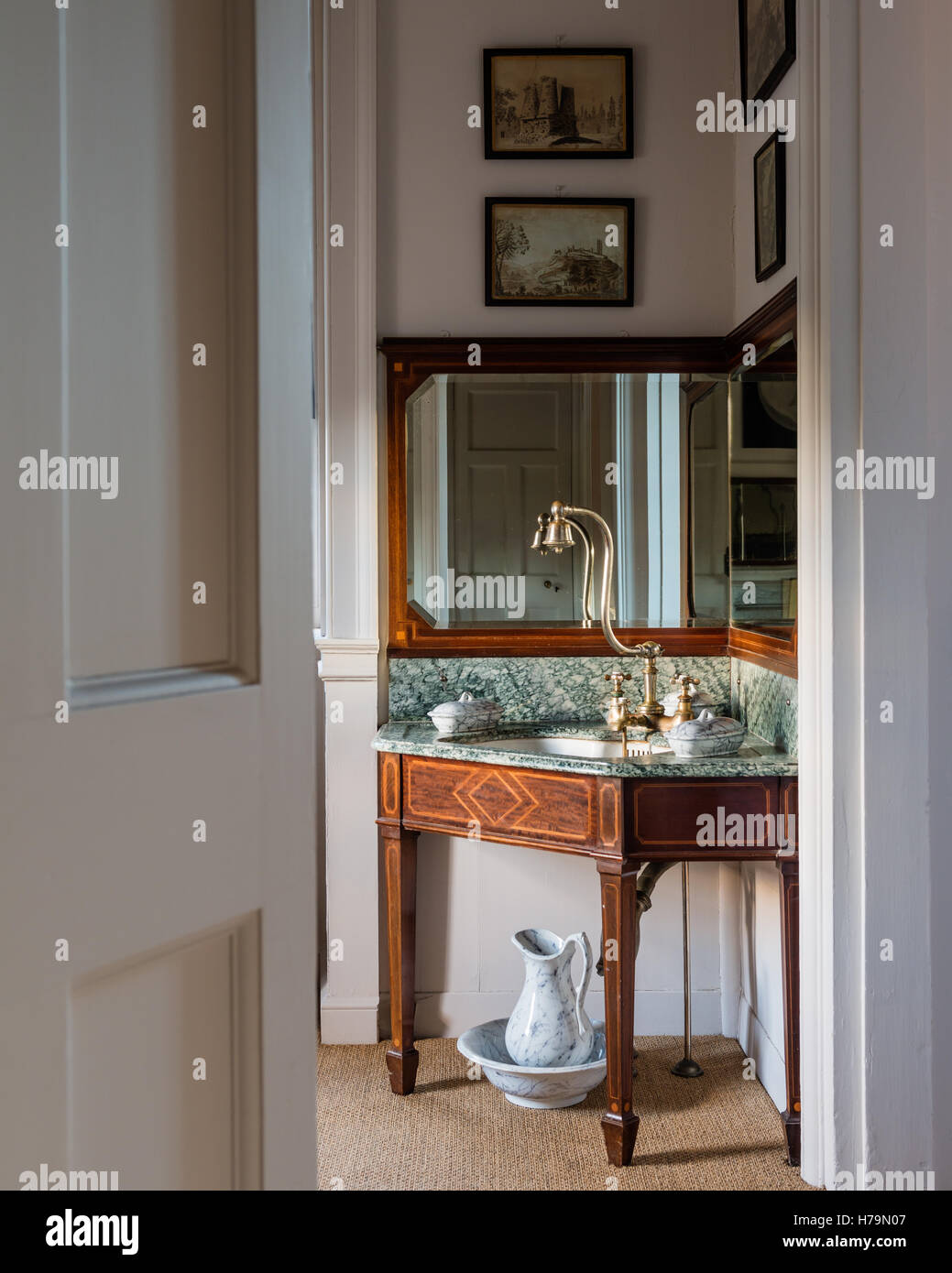 Mirroring di antico lavandino nel XVIII secolo Dumfries house, Ayrshire, in Scozia Foto Stock