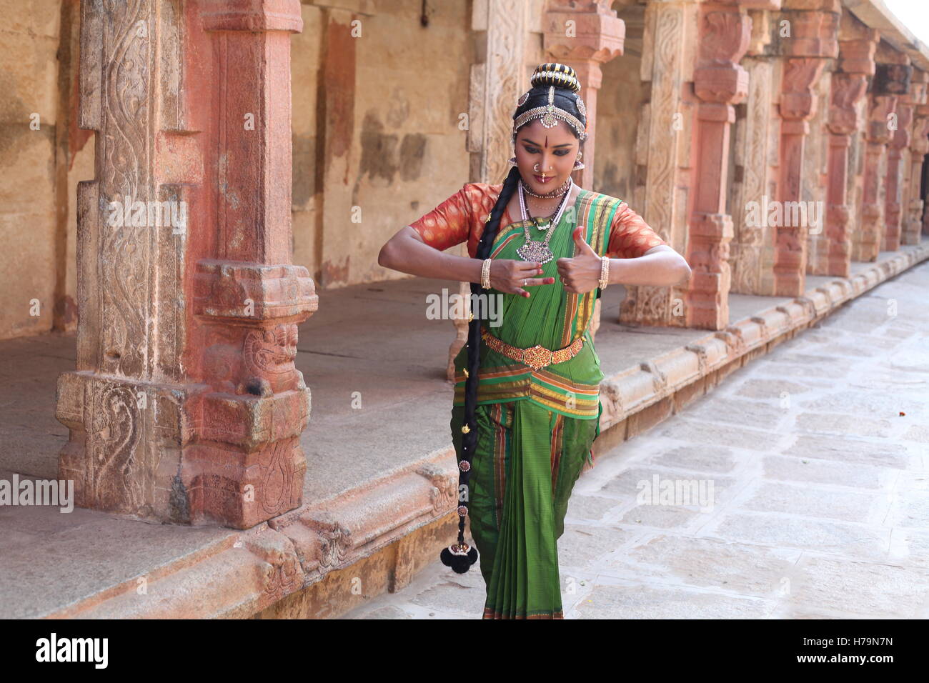Kuchipudi è uno degli otto di danza classica con forme di india,da parte dello Stato di Andhra Pradesh.Qui il ballerino esegue a un tempio con le sculture Foto Stock