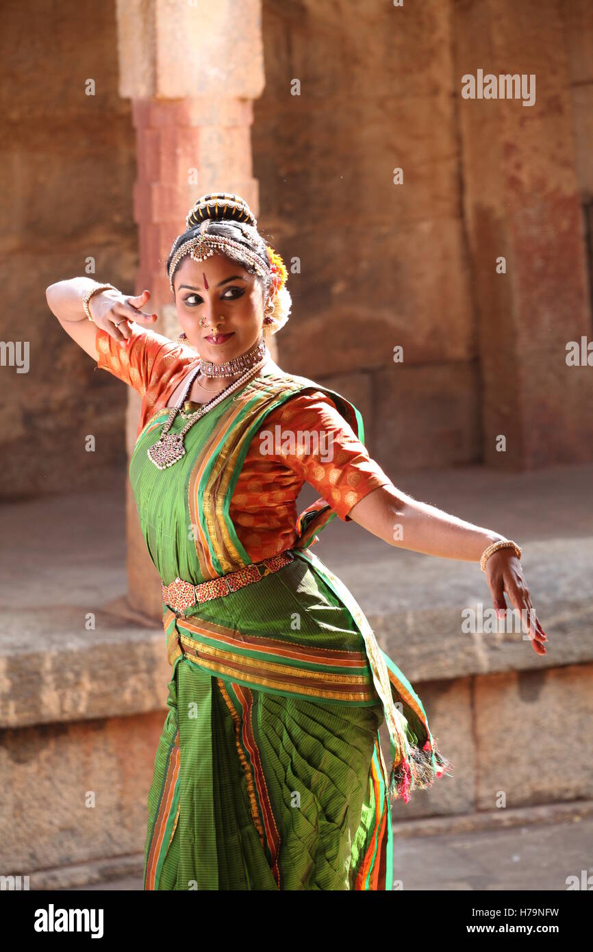 Kuchipudi è uno dei classici ballerina forme di india,dallo stato Andhra Pradesh.Qui il ballerino pone davanti a un tempio con le sculture Foto Stock