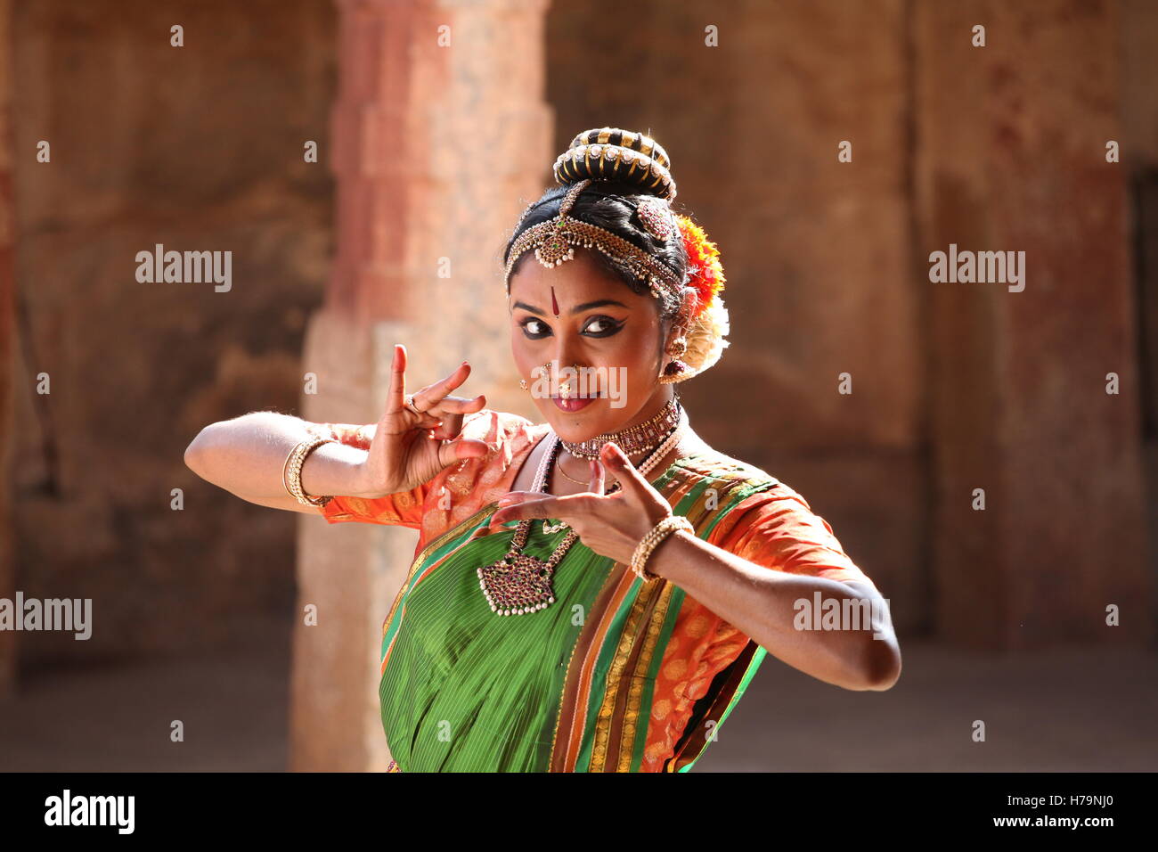 Kuchipudi è uno dei classici ballerina forme di india,dallo stato Andhra Pradesh.Qui il ballerino pone davanti a un tempio con le sculture Foto Stock