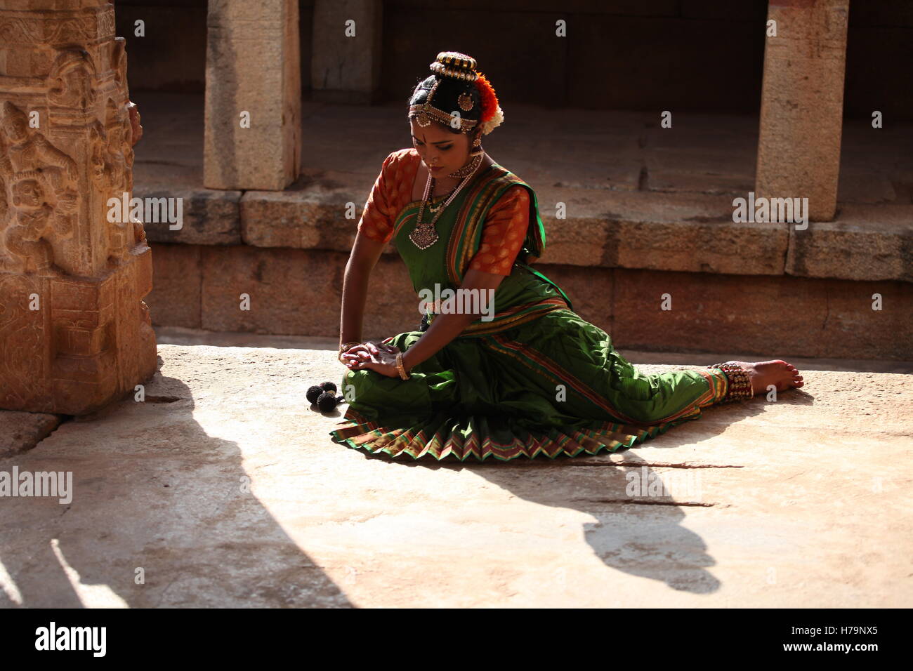 Kuchipudi è uno dei classici ballerina forme di india,dallo stato Andhra Pradesh.Qui il ballerino pone davanti a un tempio con le sculture Foto Stock