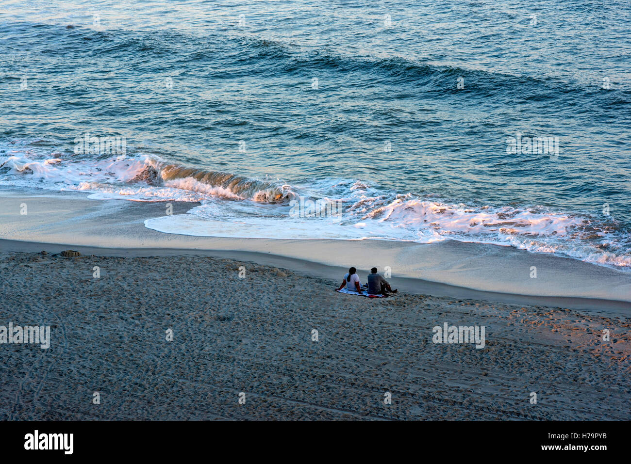 La coppia si gode il surf serale al Myrtle Beach South Carolina Foto Stock