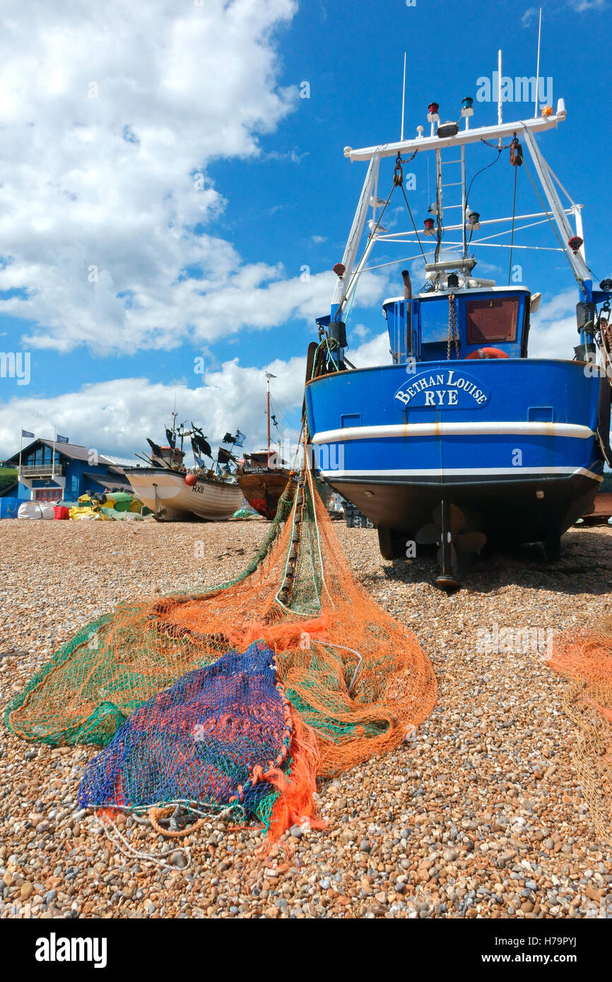 Hastings barca da pesca Bethan Louise con colorati reti stese ad asciugare su della Città Vecchia Stade di pescatori di spiaggia, East Sussex, Inghilterra, Regno Unito Gran Bretagna GB Foto Stock