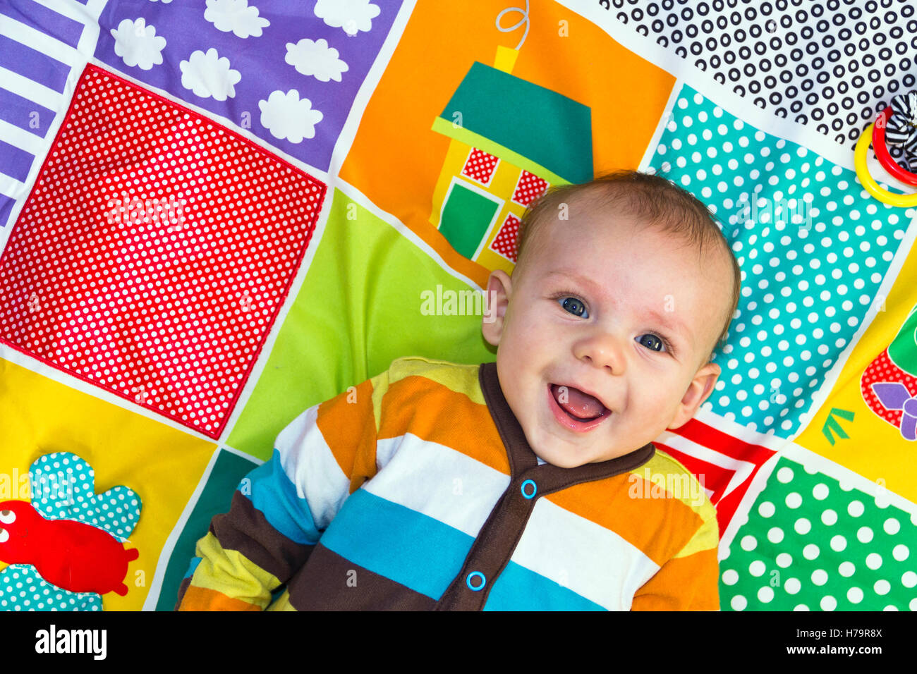 Baby boy giocando su un tappetino di gioco Foto Stock