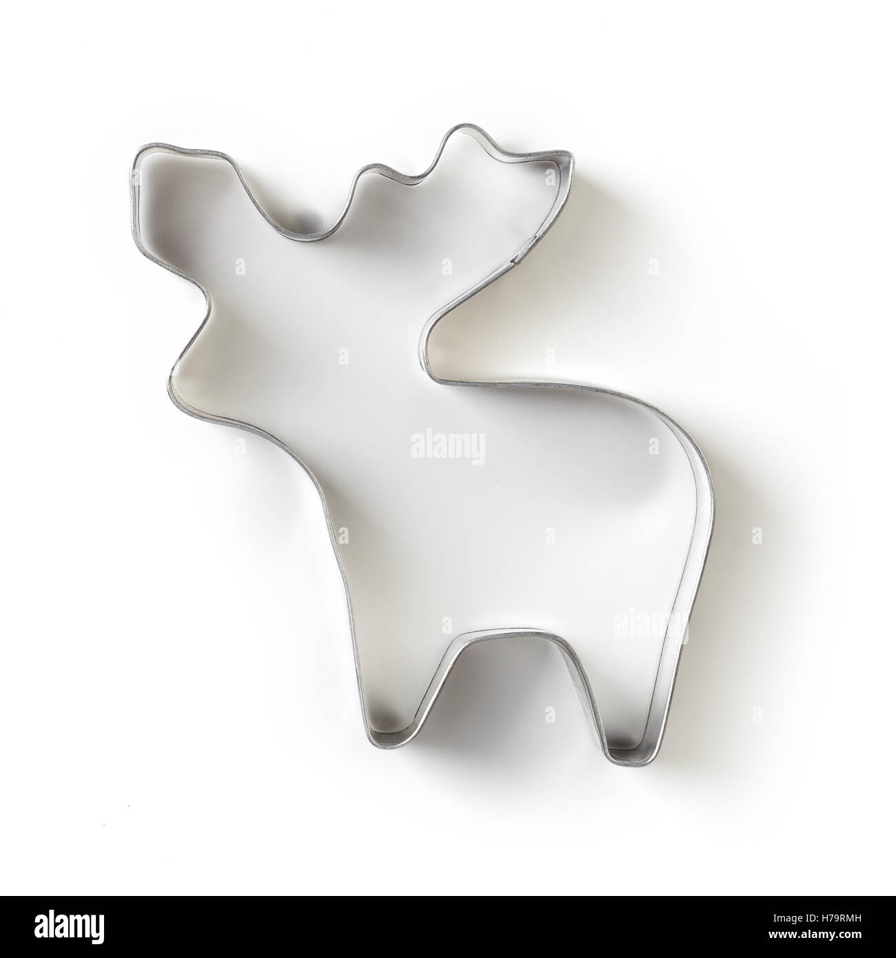 Forma di renne gingerbread cookie cutter isolati su sfondo bianco, vista dall'alto Foto Stock