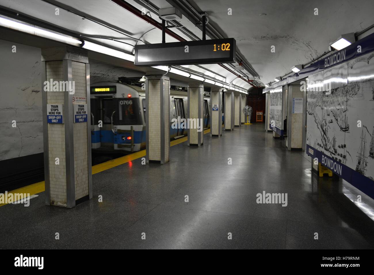 Un treno della metropolitana tirando una stazione della metropolitana a Boston la linea blu. Foto Stock