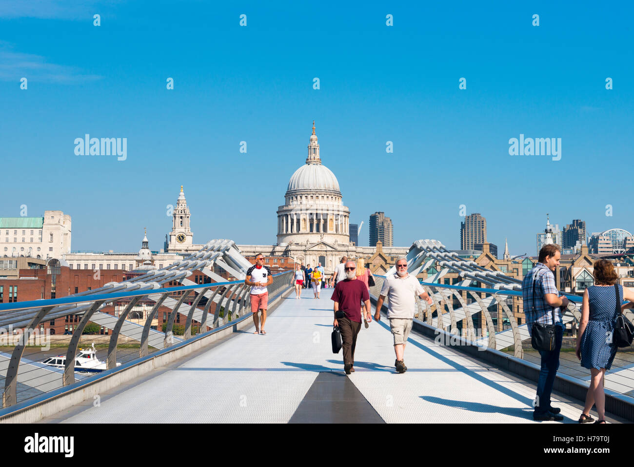 Londra Southbank Millennium Bridge St Pauls Cathedral Fiume Tamigi pedoni pedonale turisti attraversamento trasversale da Southbank blue sky sunshine Foto Stock