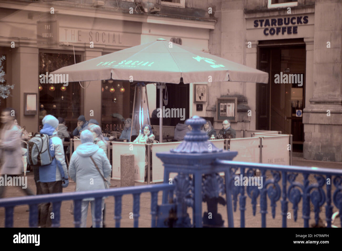 Il ristorante sociale infra red street scene Glasgow Foto Stock