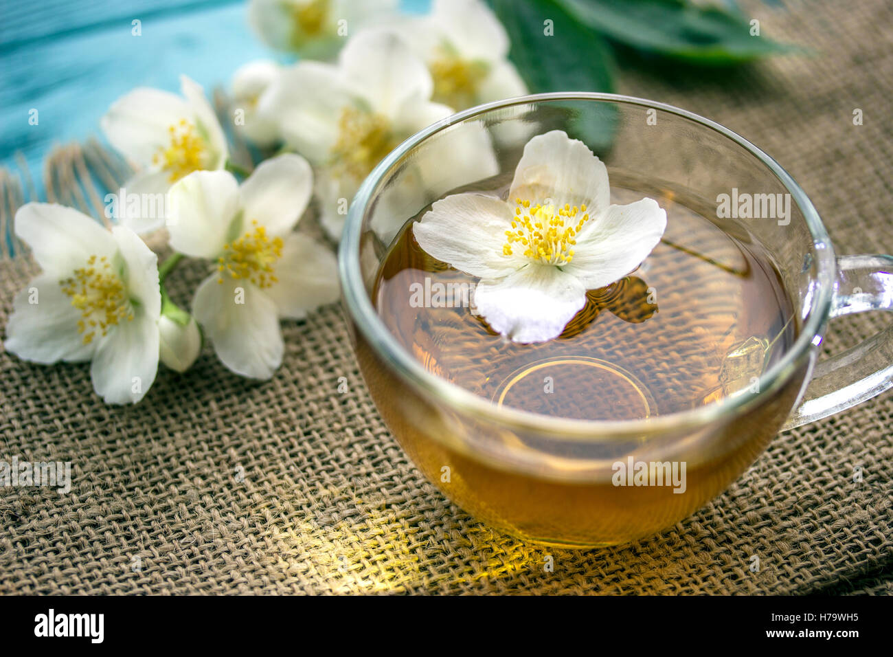 Il tè al gelsomino e fiori di gelsomino su legno vecchio sfondo Foto Stock