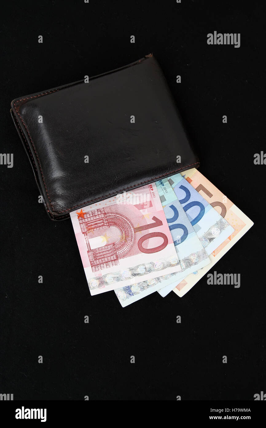 Pelle marrone portafoglio con banconote in euro. Foto Stock