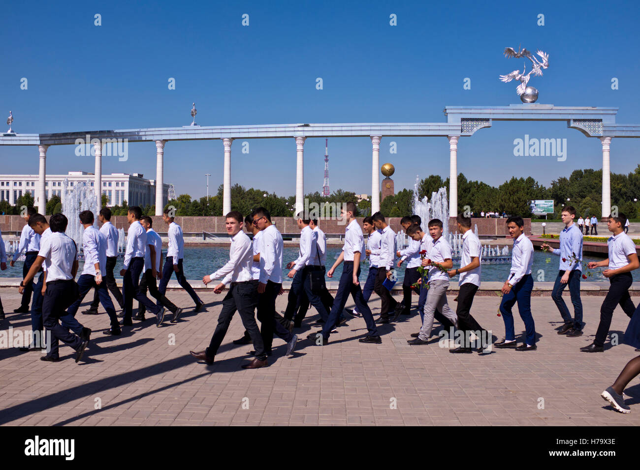 Piazza Indipendenza,Fontane gli edifici del Parlamento europeo,edifici della città,scuola bambini,Tashkent,la Via della Seta Uzbekistan,dell'Asia centrale Foto Stock