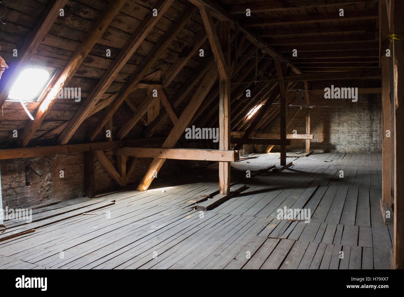 Tetto, travi in legno vecchio loft / tetto prima costruzione Foto Stock