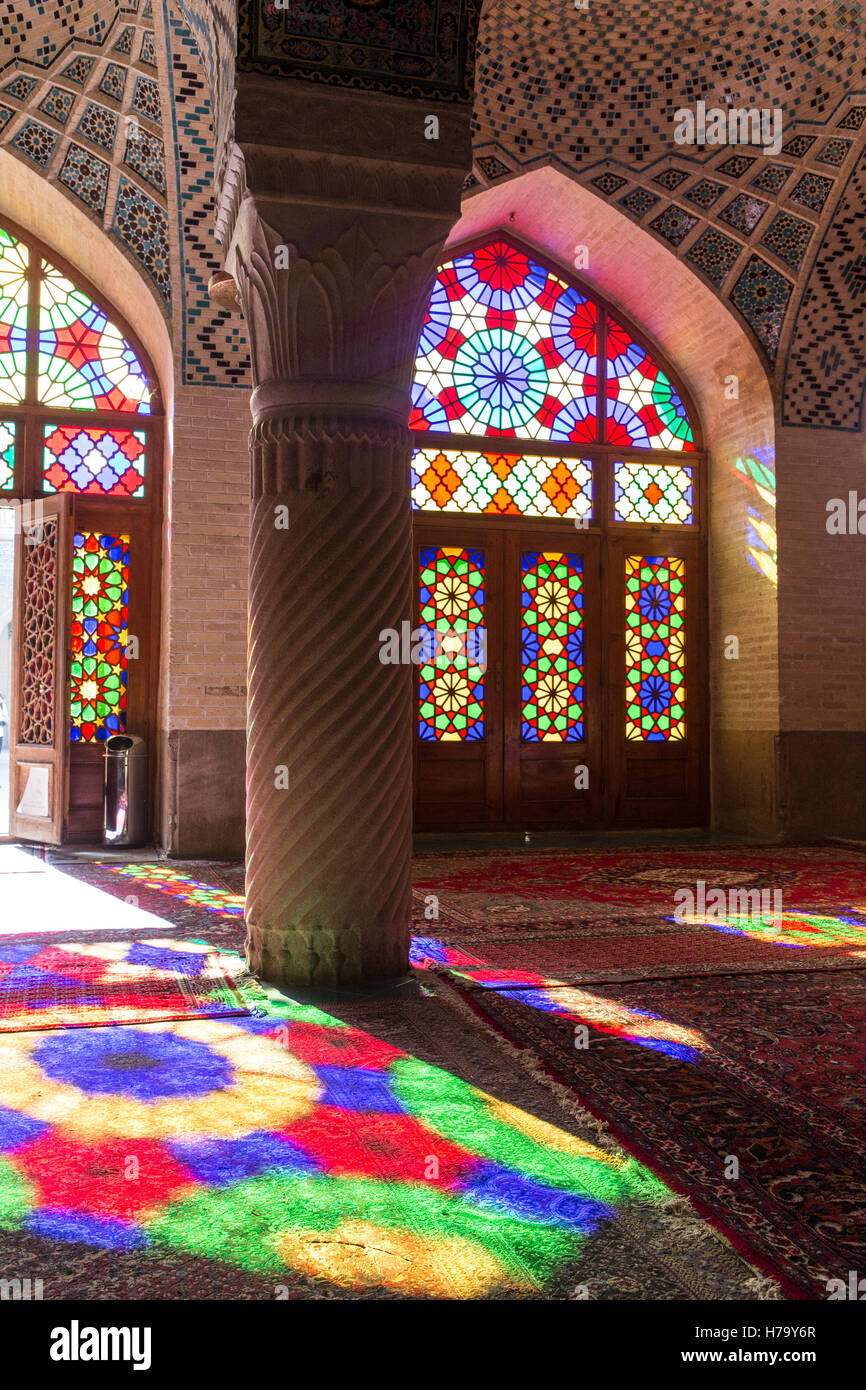 Colore da finestre di vetro macchiate versando in moschea rosa Foto Stock