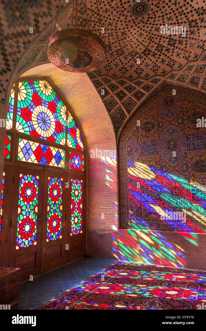 Colore da finestre di vetro macchiate versando nella moschea di rosa Foto Stock