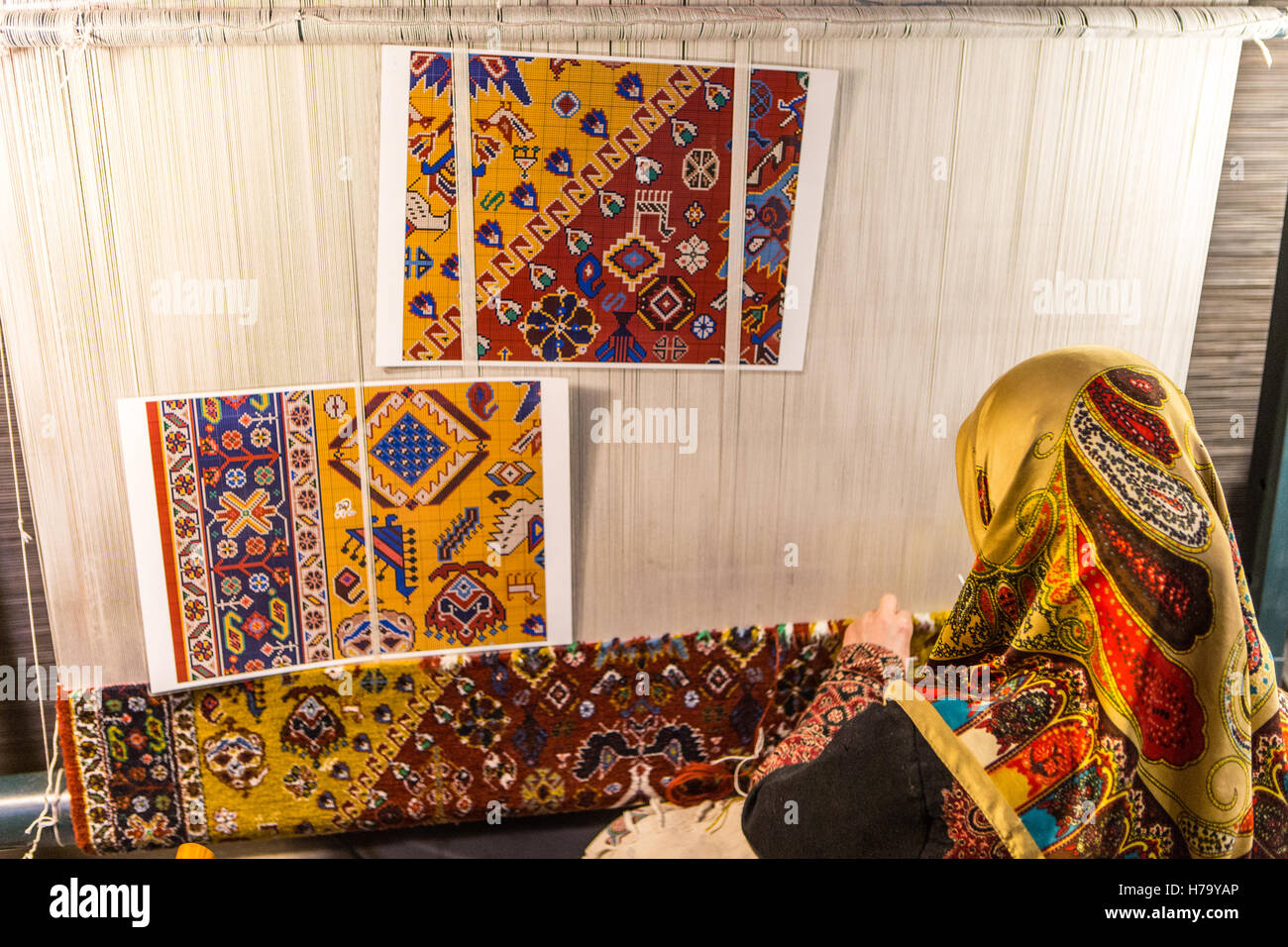 Donna tappeto di tessitura in Iran Foto Stock