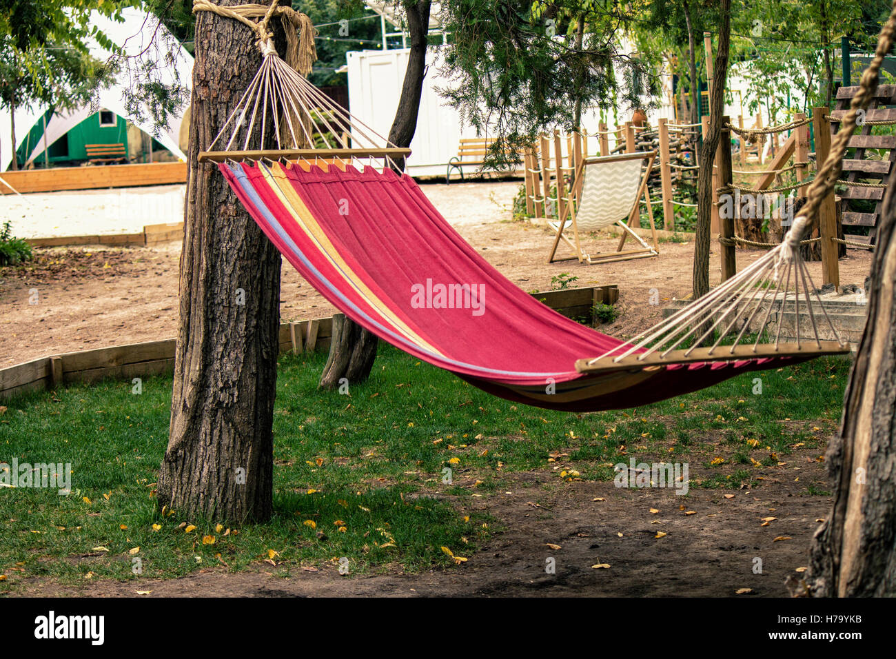 Tempo pigro. Vuoto amaca rosso collegato all'albero. Foto Stock