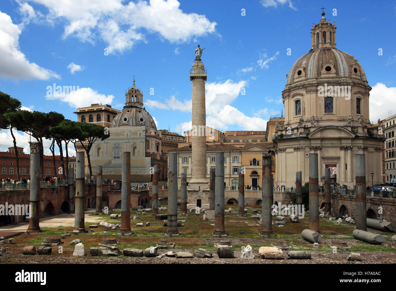 Colonna di Traiano con San Pietro sulla sommità delle torri sopra le rovine del Foro di Traiano a Roma, Italia Foto Stock